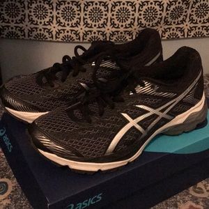 ASICS women’s running shoe (size 6.5)